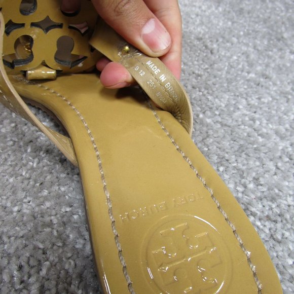 Tory Burch Miller Sandals Womens Size 8.5 Brown Patent Leather Thong Logo - Picture 7 of 7